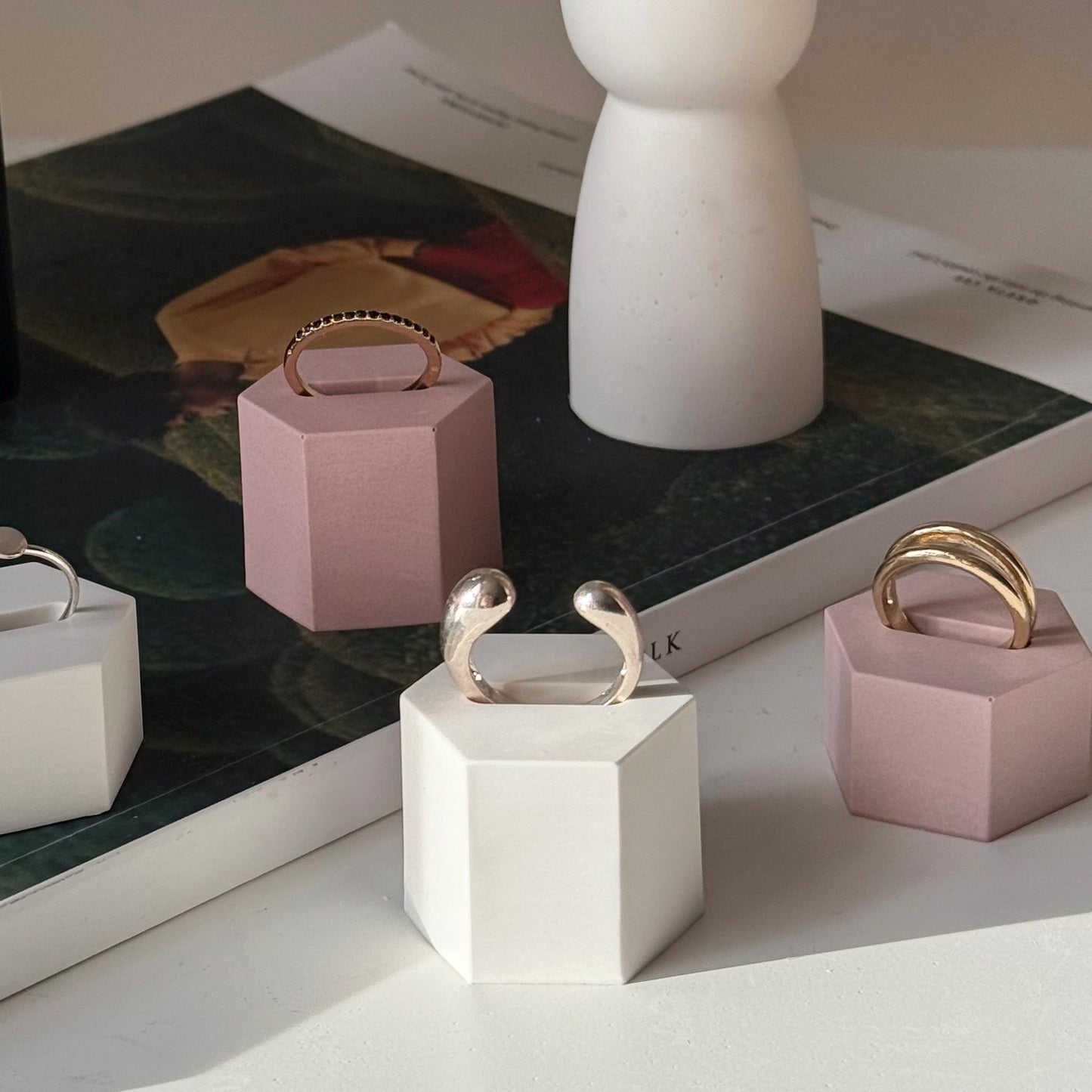 Minimal Ring Holder