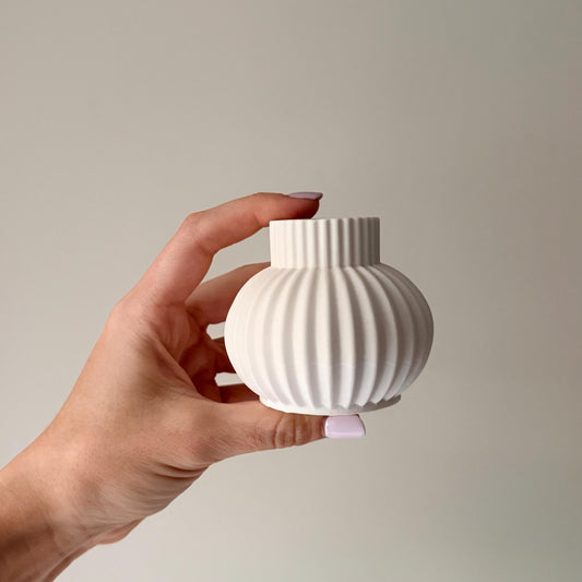 Ribbed Jesmonite Candlestick Holder: Minimalist Table Decor