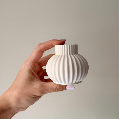 Ribbed Jesmonite Candlestick Holder: Minimalist Table Decor